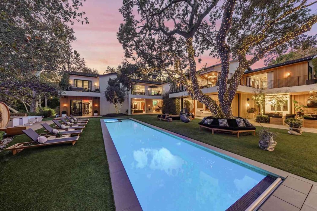 Joe Jonas and Sophie Turners Former L.A. Home Pool