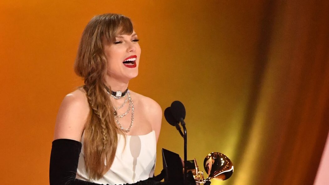 Taylor Swift Choker Watch In Grammys