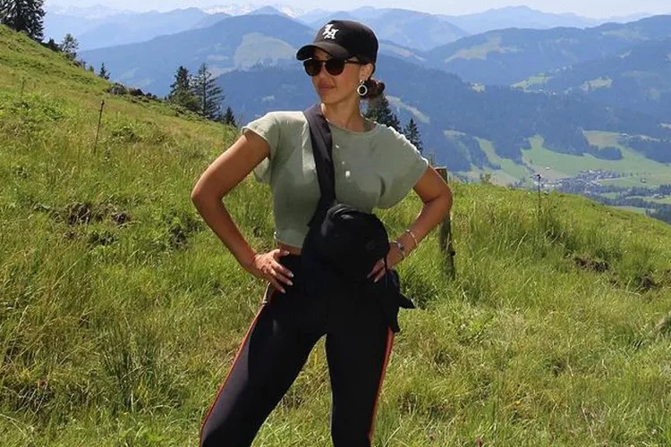 Jessica Alba in Mountain