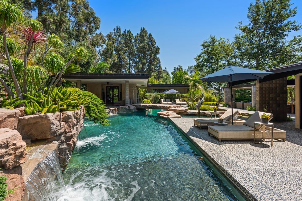 Jeremy Renners Backyard