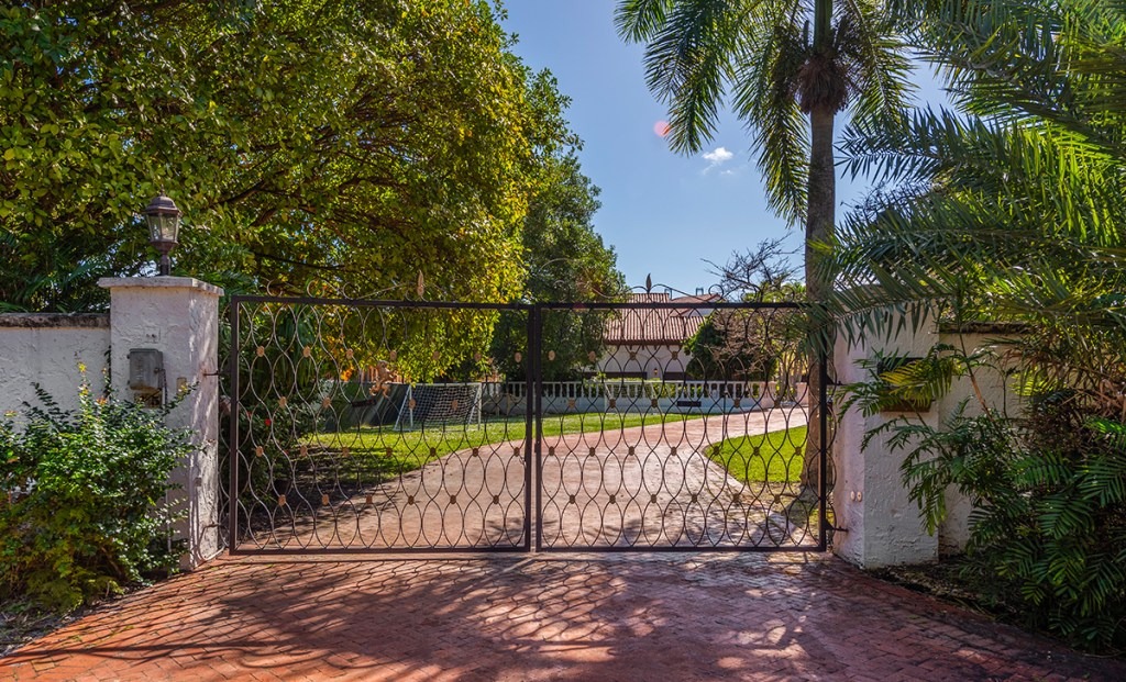 Alum Lea Blacks Front Gate