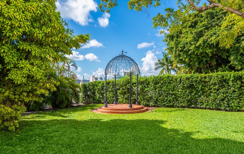 Alum Lea Blacks Gazebo